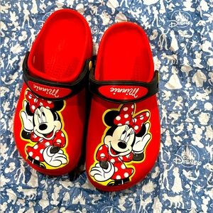 DISNEY MINNIE MOUSE CROCS YOUTH 1 adorable and in excellent condition